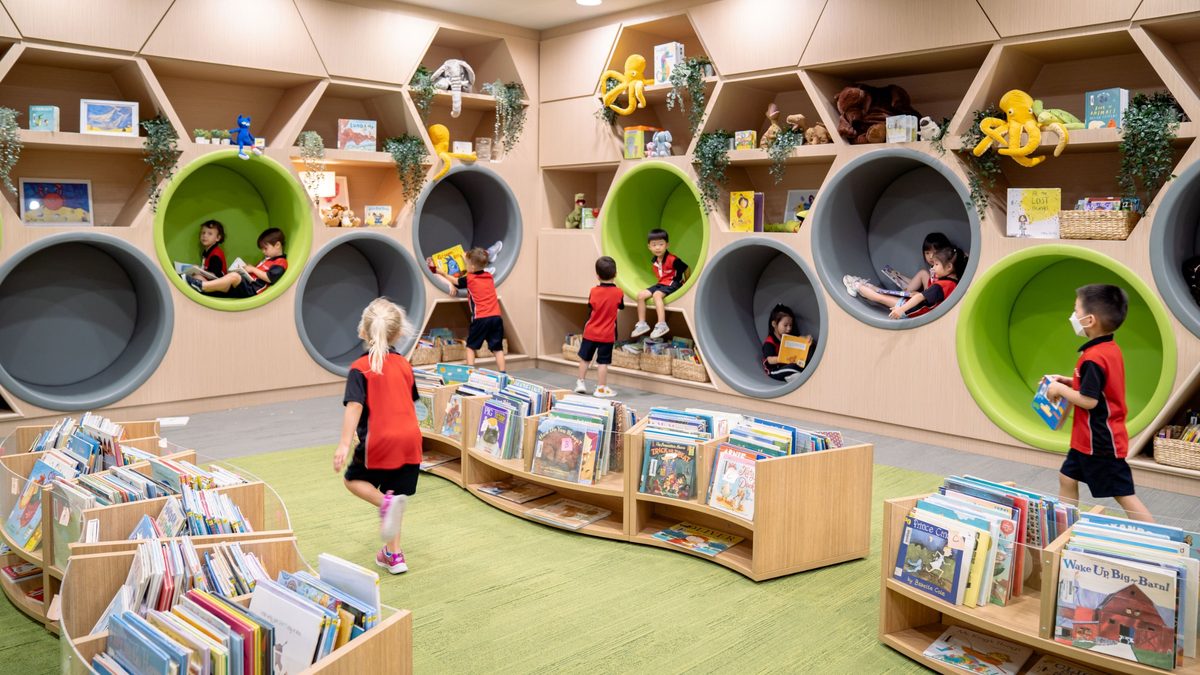 カナディアンインターナショナルスクールの図書室で過ごす低学年の子どもたち