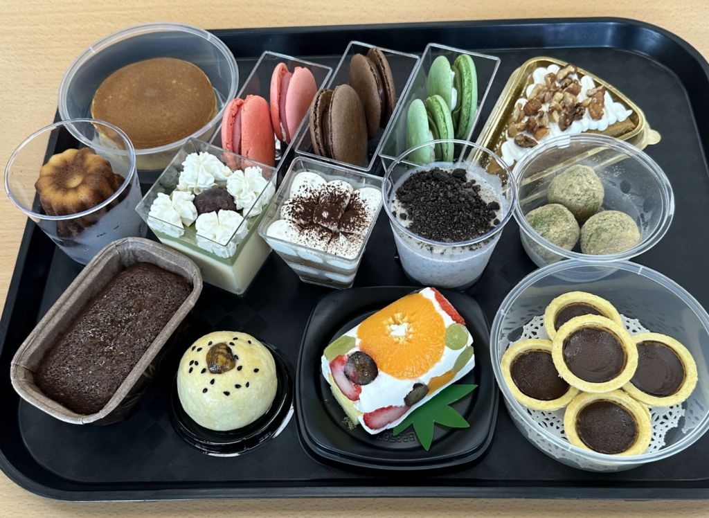 美味しそうな食堂のスイーツ。保護者の方も利用可能とか！羨ましい！