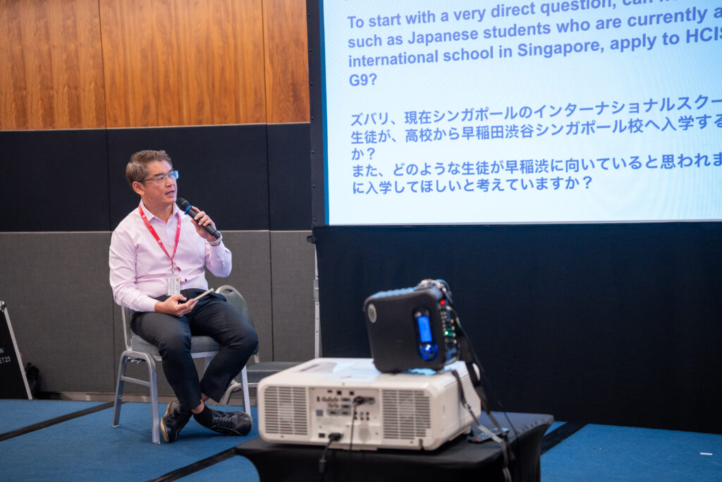 セミナーで質問に答えるマイクさん